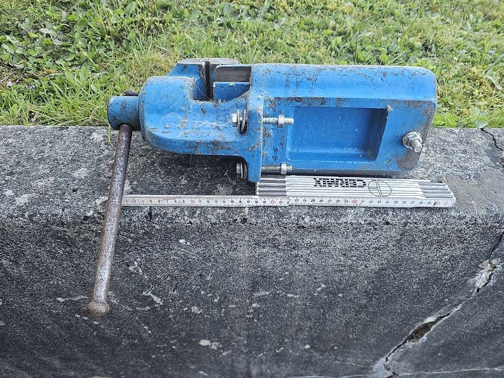 Tutti gli attrezzi: Schraubstock Blau Schwer – Usato da Muhen venduto da Gsell4