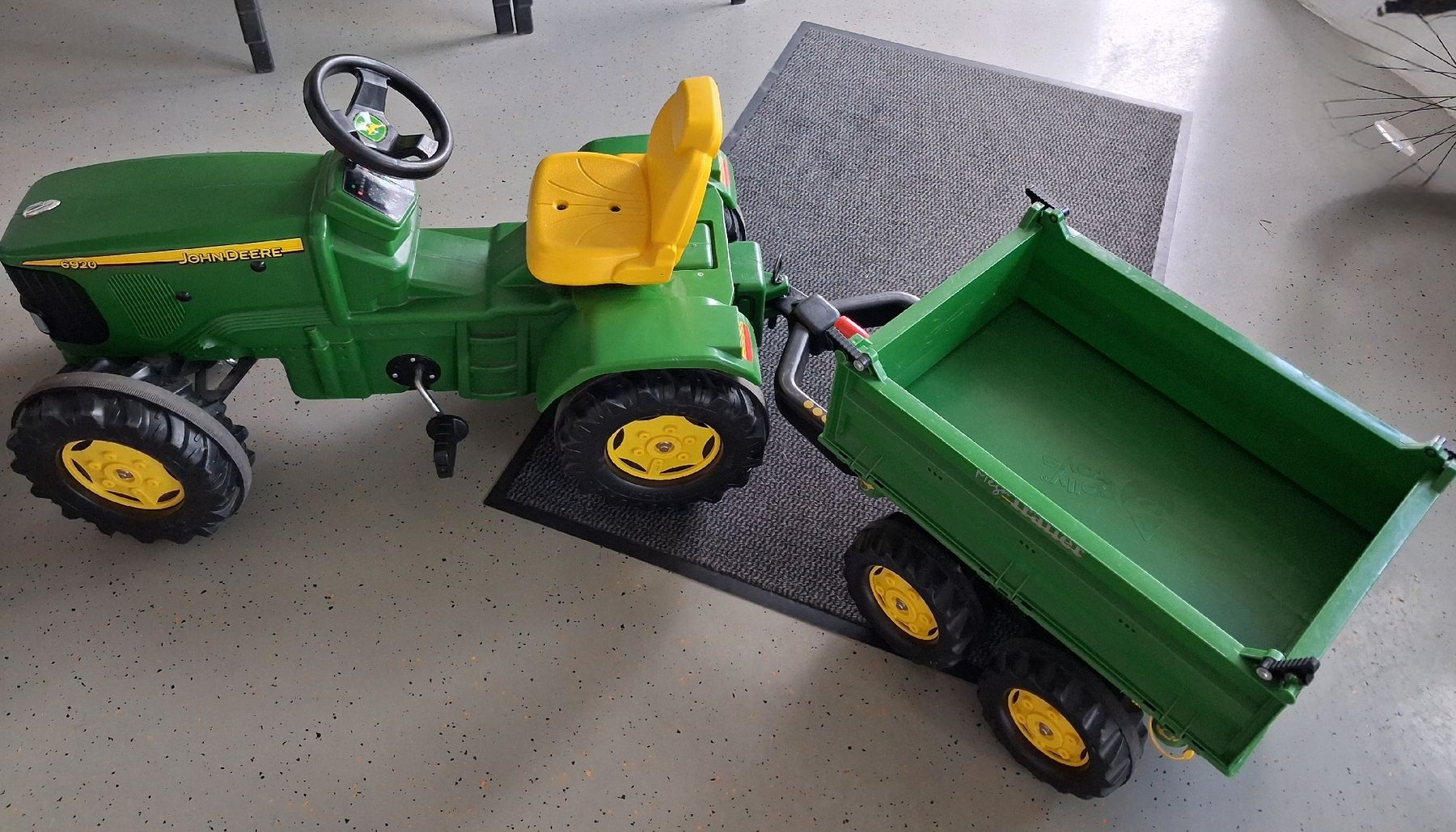 John Deere Trattori: Kindertraktor mit Anhänger John Deere – Usato da Roggliswil venduto da buechi82