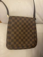 sac Louis Vuitton model salsa porté à l’épaule