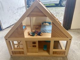 Schönes Puppenhaus aus Holz mit Möbeln, Spielzeug & Zubehör
