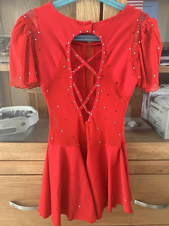 Vestiti & Gonne: Kürkleid Eiskunstlauf rot - Gr 128/134 – Usato da Lachen SZ venduto da bre_5cfk 1