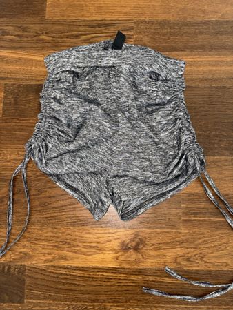Graue Sportshorts, ideal für den Sommer!