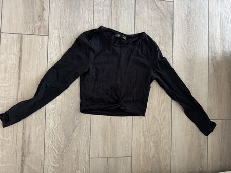 schwarzer pullover bauchfrei