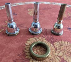 Lot de trois embouchures de trombone basse avec un bord