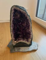 Grosser Amethyst auf Sockel