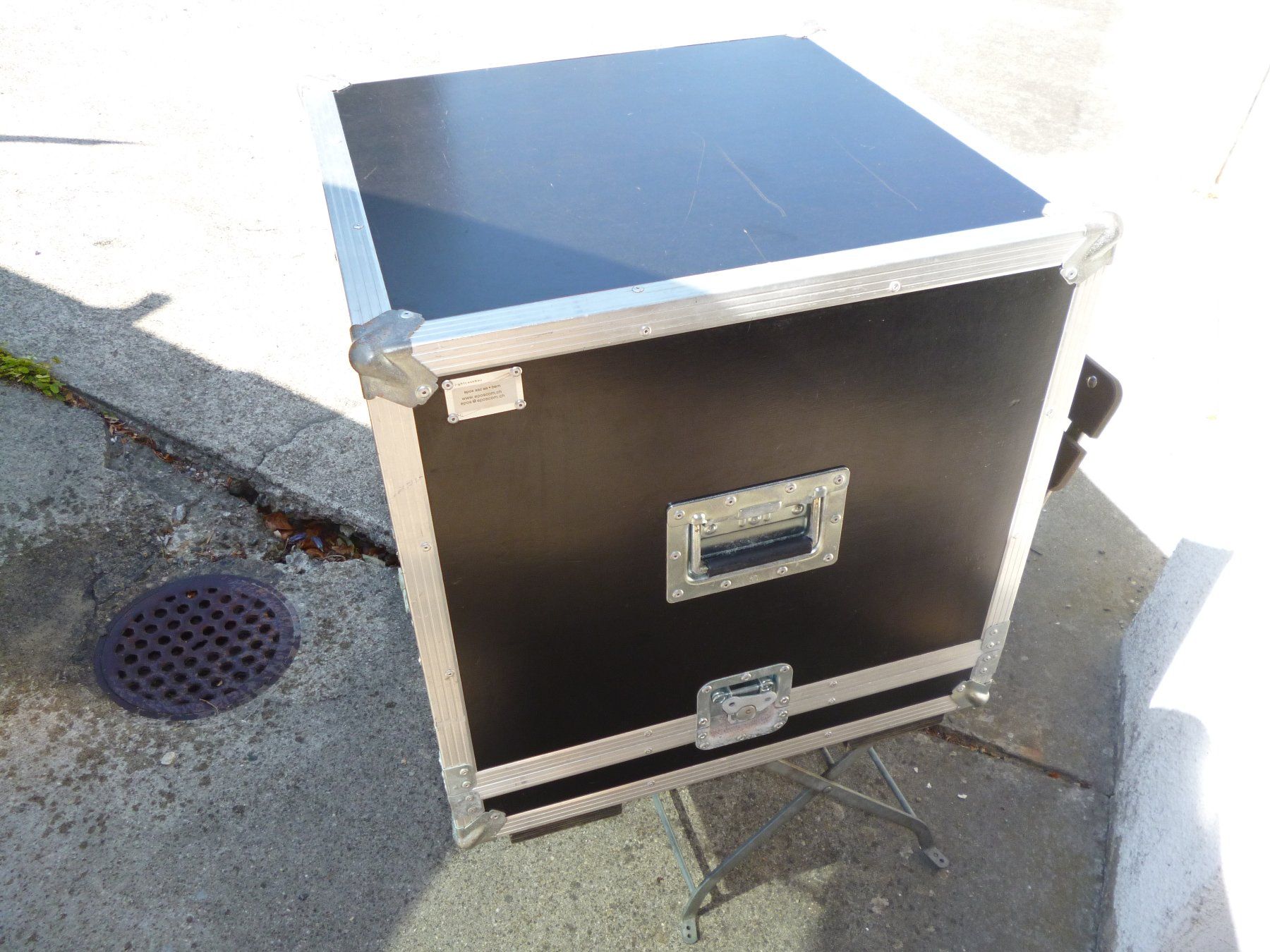 Casse di trasporto: Flightcase gebraucht stabil  schwarz 60x60x60cm – Usato da Neuhausen venduto da Charlotte51
