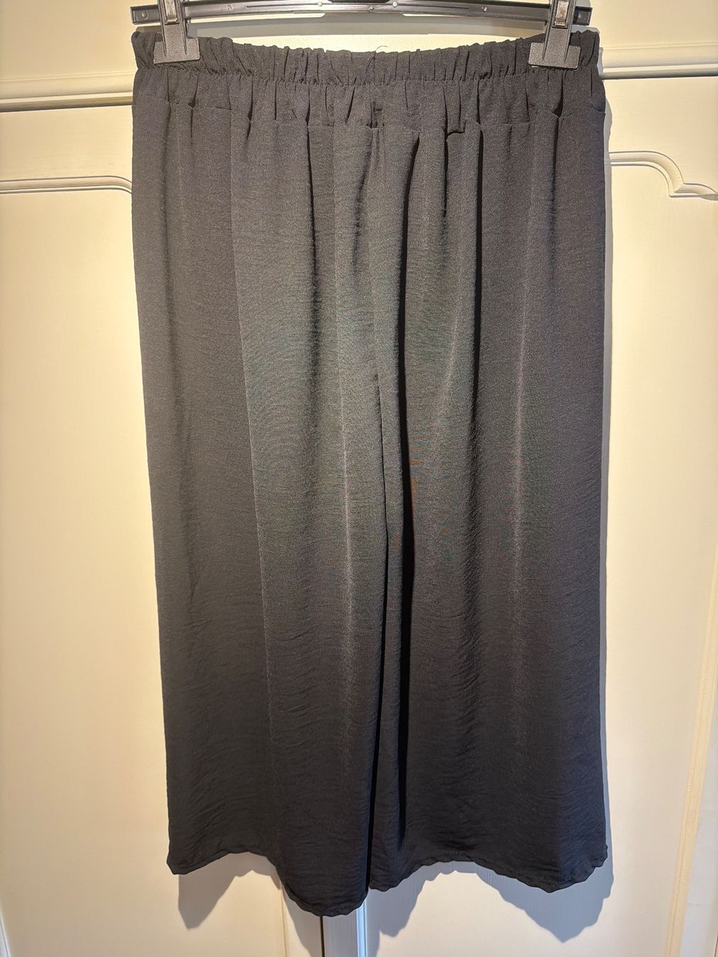 Pantaloni: SOMMER KURZE HOSE- DAMEN-SCHWARZ – Nuovo e nell'imballaggio originale da Meienried venduto da ManuelaBoutique 3