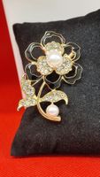 Elegante Brosche, Blume mit Perlen, neuwertig, goldfarben