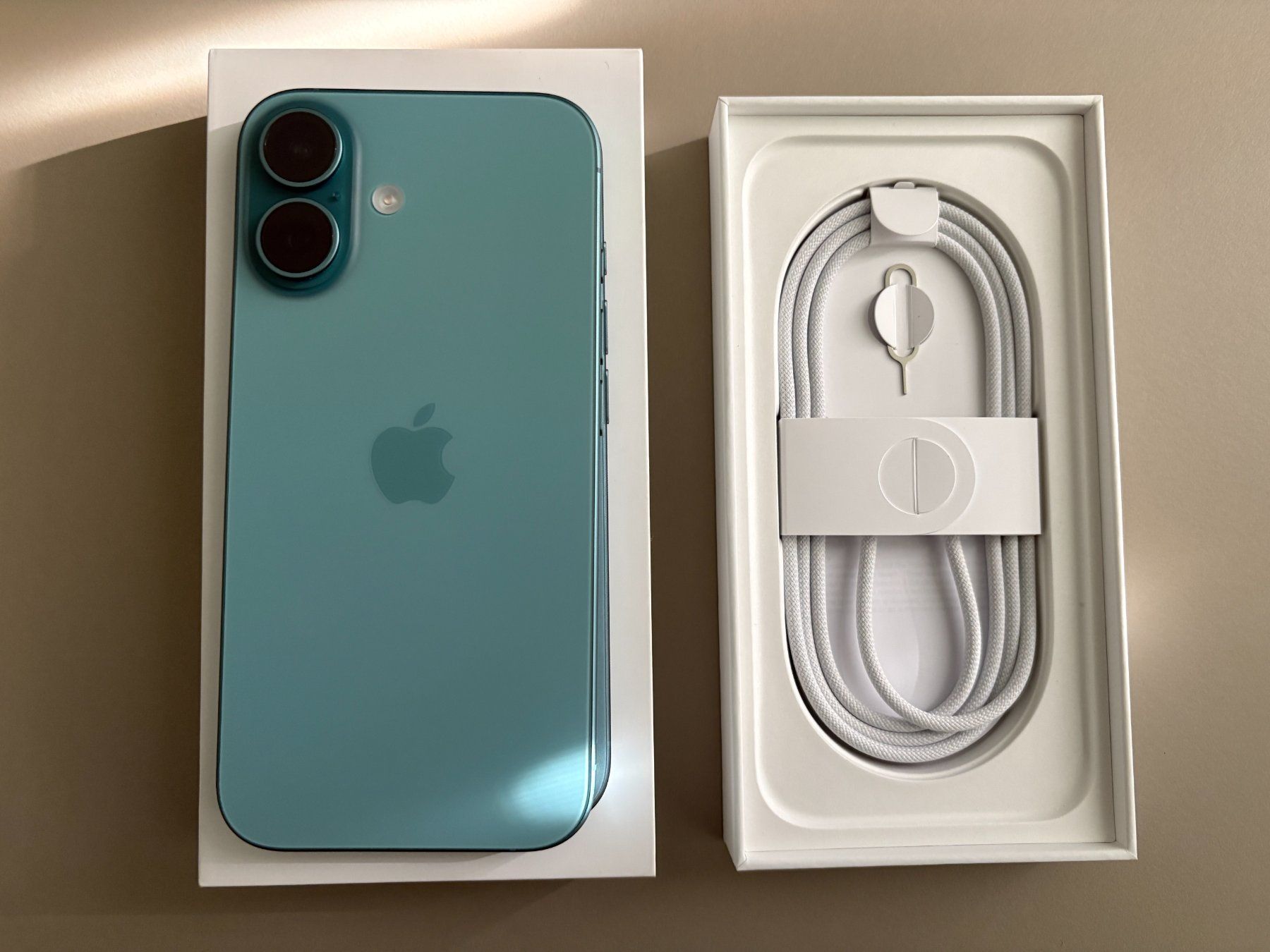 Apple Portables: iPhone 16 – D'occasion à Reinach BL par Lightroom 1