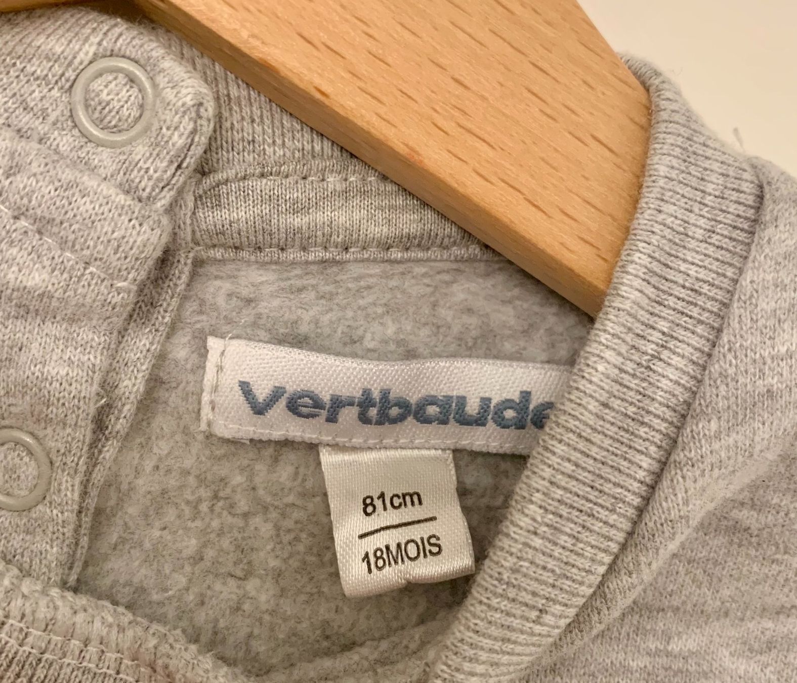 Maglioni & Felpe: Baby Pullover in hellgrau von Verbaudet, Gr. 81 – Nuovo (secondo la descrizione) da Küsnacht ZH venduto da ast_26yp 2