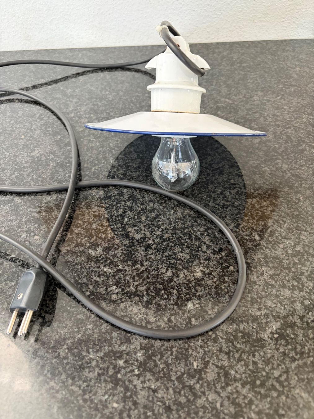 Lampade: Antike Emaillampe – Usato da winterthur venduto da Grami1