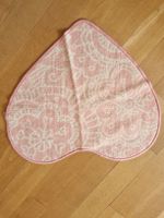 Rosa-weißer herzförmiger Teppich – Neu!