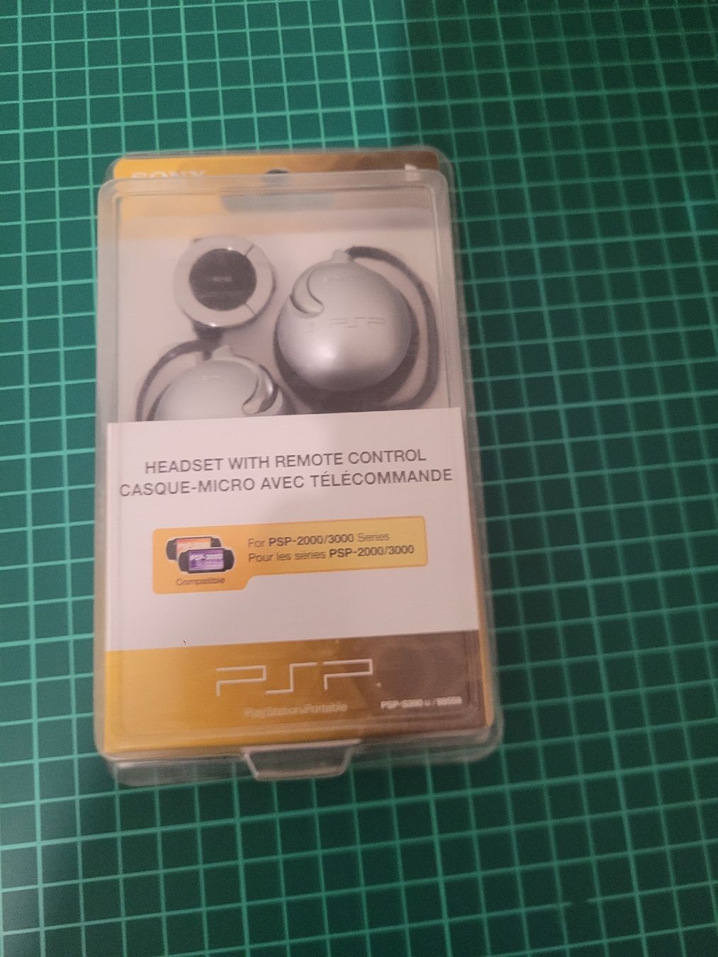 Sony Cuffie: PSP Headset with Remote Control, NEW, Sealed Package! – Usato da Meyrin venduto da Retro-GZ