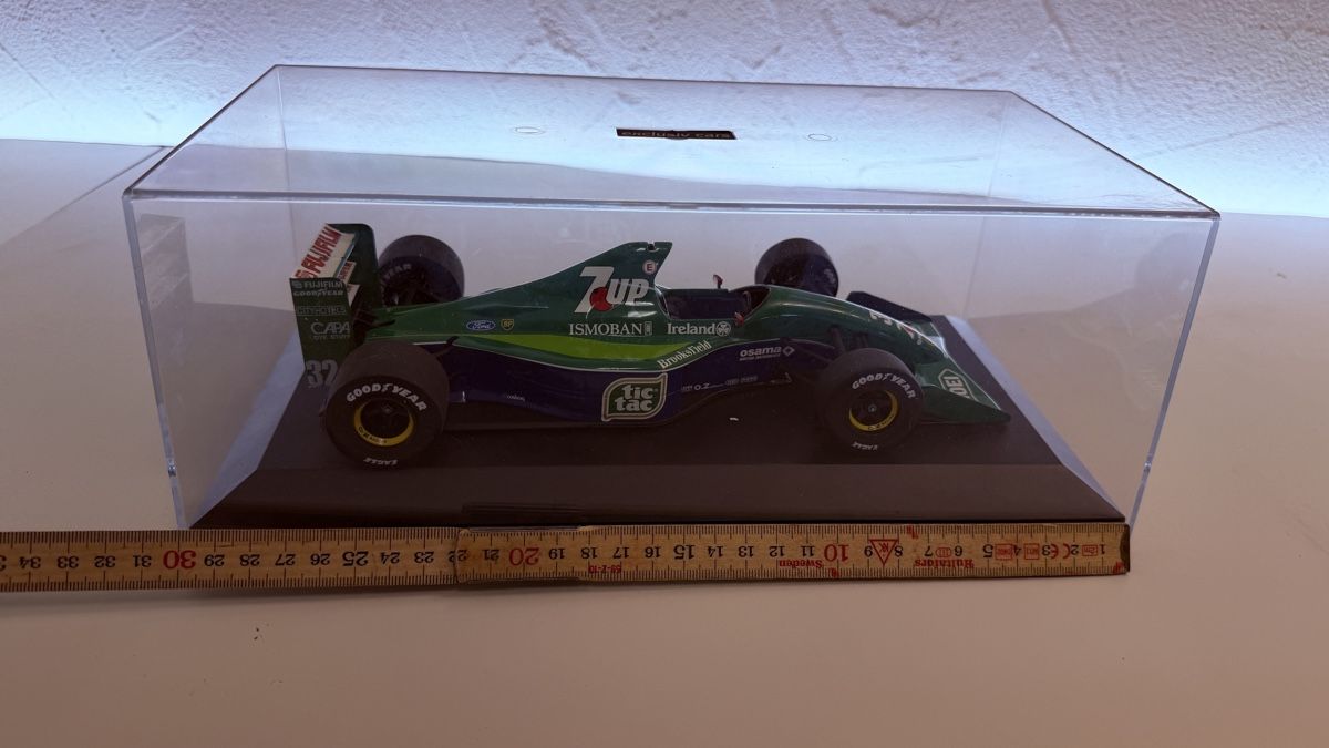 Modellini d'auto: Formel 1 Modellauto im Display gehaeuse  – Usato da Rotkreuz venduto da perlengott 2