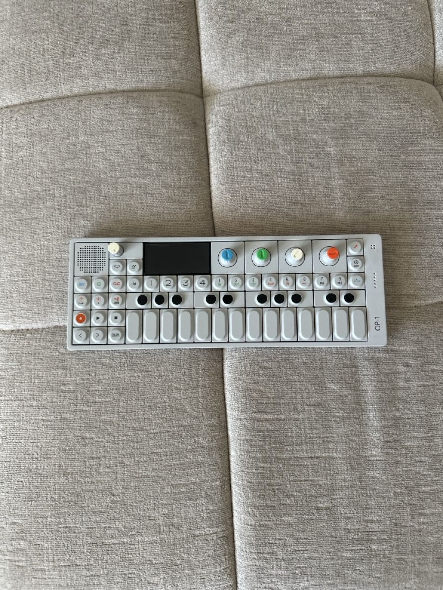 Teenage Engineering Musikinstrumente: OP-1 all-in one synthesizer, sampler und drum machine – Neu (gemäss Beschreibung) aus Meggen von eri_wq97