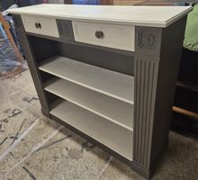 vintage bücherregal in neuem kleid aufgearbeitet