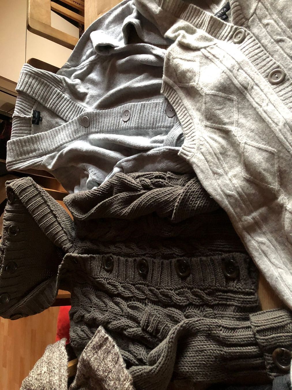 Lotti di vestiti: 3 coole Jäckli + 2 Gilets Gr. 36 – Usato da Röschenz venduto da Tashroal 2