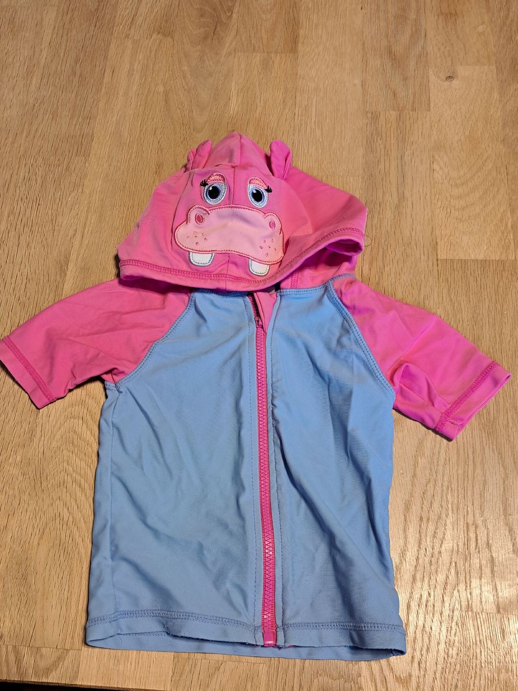 Costumi da bagno & Bikini: UV-Bade Oberteil mit Kapuze Gr. 74/80 – Usato da Bergdietikon venduto da Staphylococcus