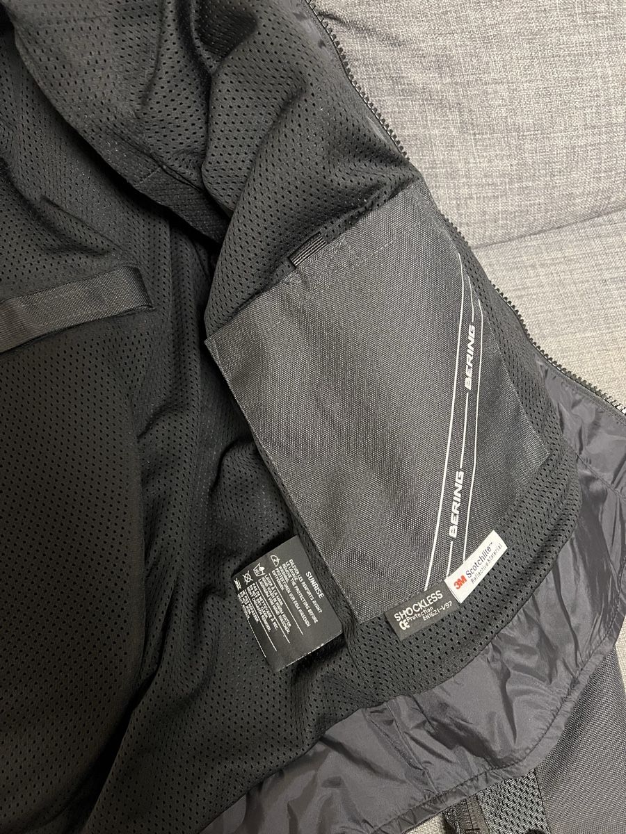 Vestes: Veste de moto avec protections intégrées – Neuf (Voir description) à Epalinges par pau_78d8 2