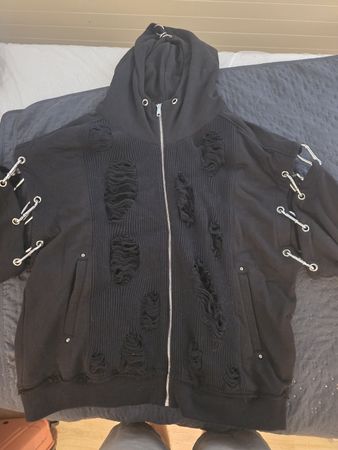 Kapuzenpullover schwarz mit Reissverschluss und Details