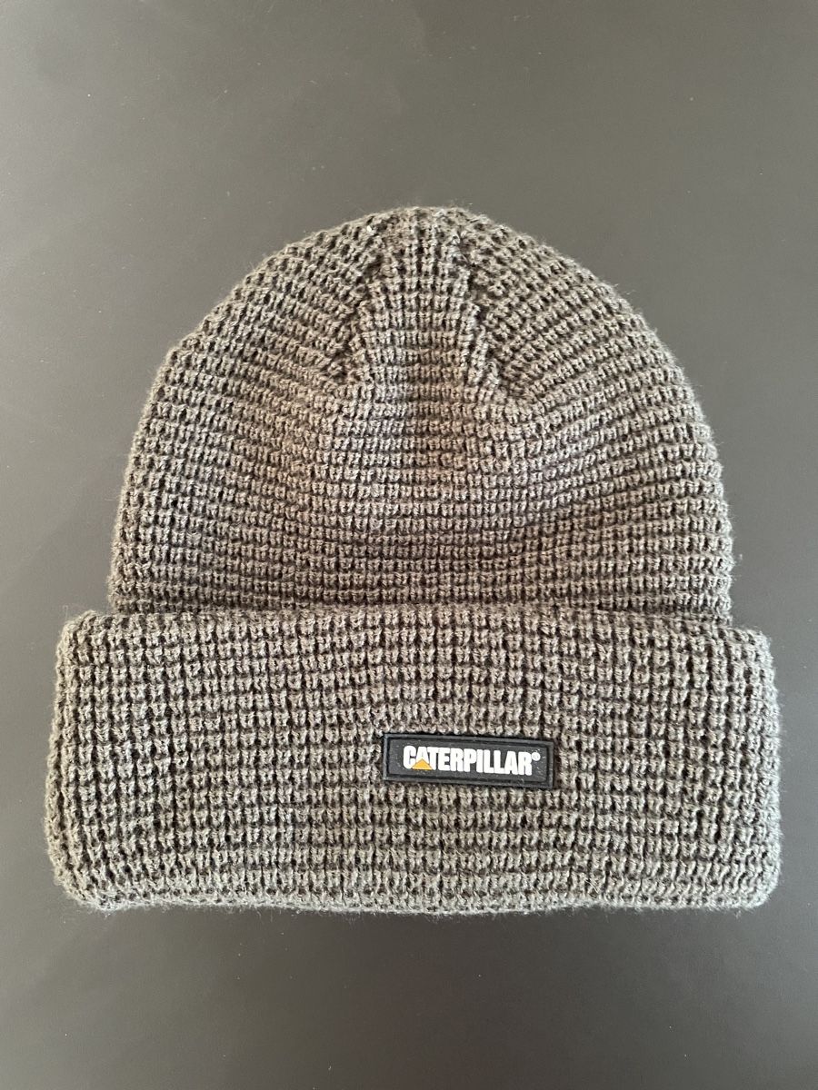 Caterpillar Copricapi, berretti & cappellini: Mütze Caterpillar grau gestrickt – Usato da Mauren venduto da acht33null