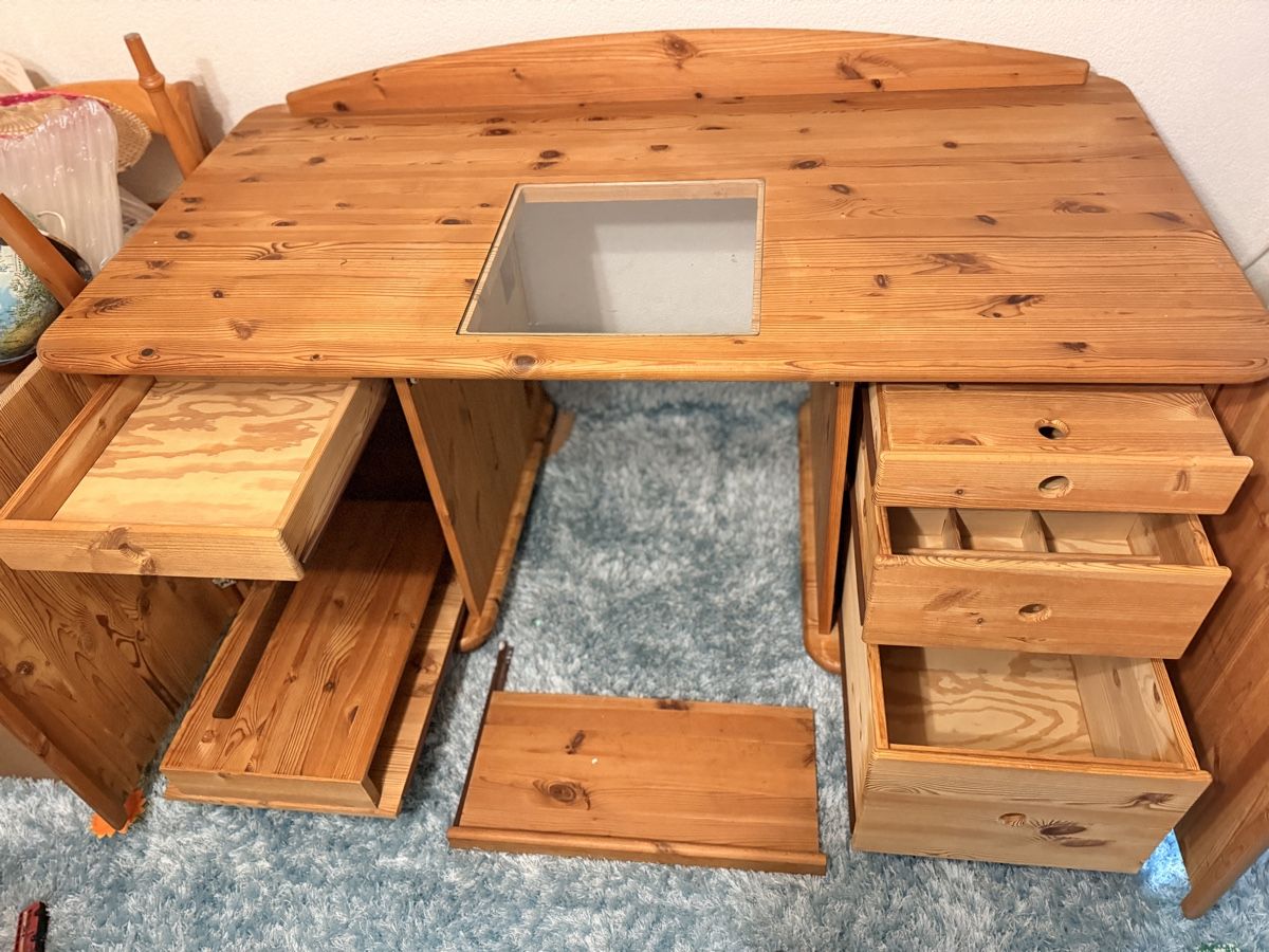 Schreibtische: Schreibtisch – Gebraucht aus Amlikon-Bissegg von Flowers_Blossom 3