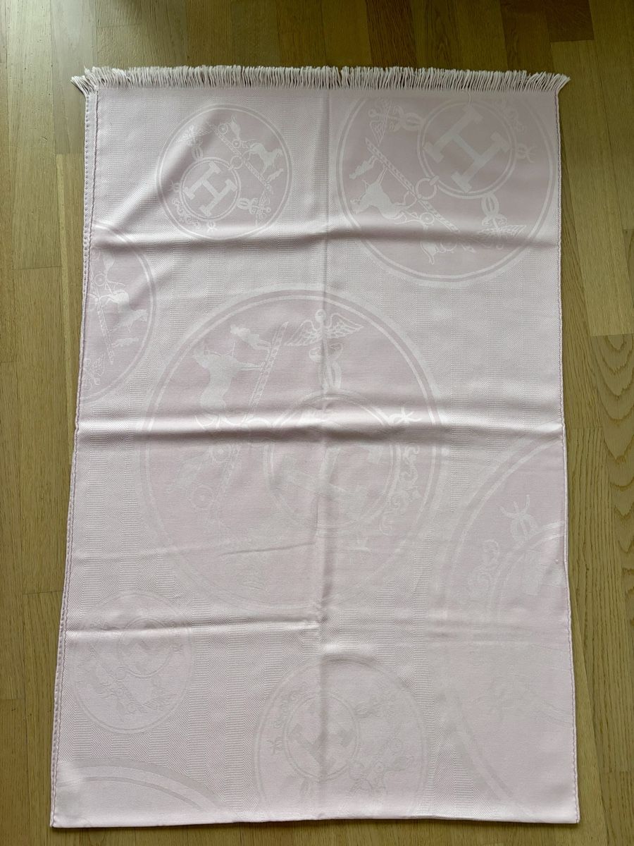 Hermès Foulard & Sciarpe: Hermès Schal Stola New Libris Rose – Usato da Luzern venduto da Magda1914