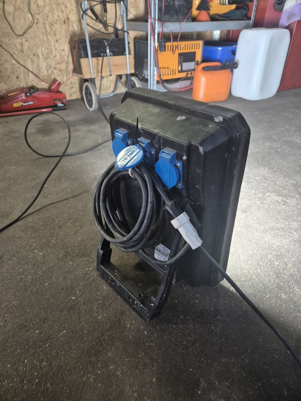 Lampen: Baustrahler mit Stecker – Gebraucht aus Gossau SG von Aeromax 2