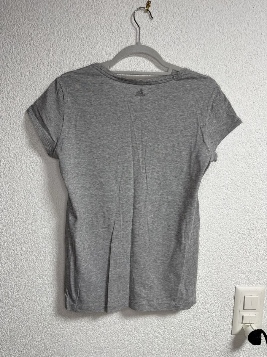 Adidas T-shirts: Adidas Damen T-Shirt Grau M – D'occasion à Wallbach par ale_db7t 1