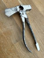 Tool mit Beil Zange Schraubenzieher Nagelzieher