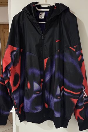 Nike Jacke schwarz rot lila Muster Grösse XL