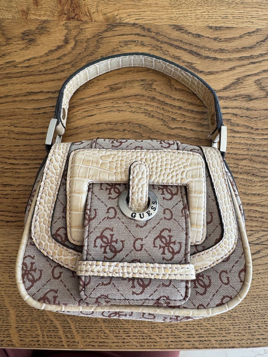 Guess Taschen für Damen: Mini Y2K Guess Handtasche – Gebraucht aus Balsthal von armenharut