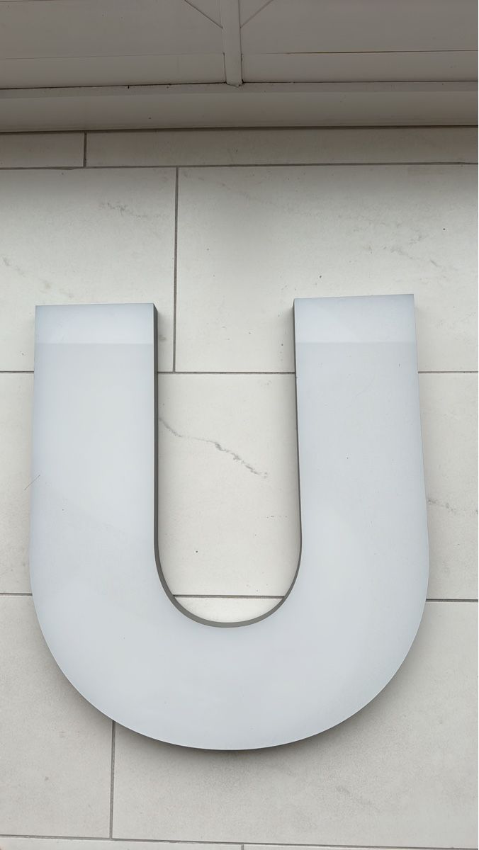 Alle Dekorationen: Grosser Deko-Buchstabe "U" weiss – Gebraucht aus Arbon von mediazeit