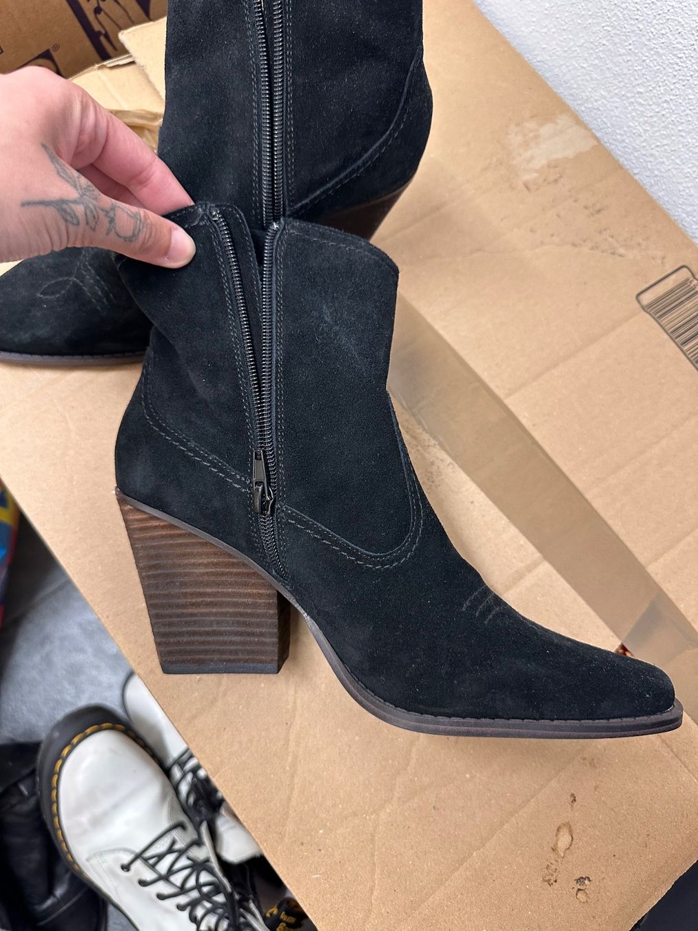 Scarpe da donna: Schwarze Stiefel mit Absatz – Usato da Zürich venduto da Naohmyxraphaela 1