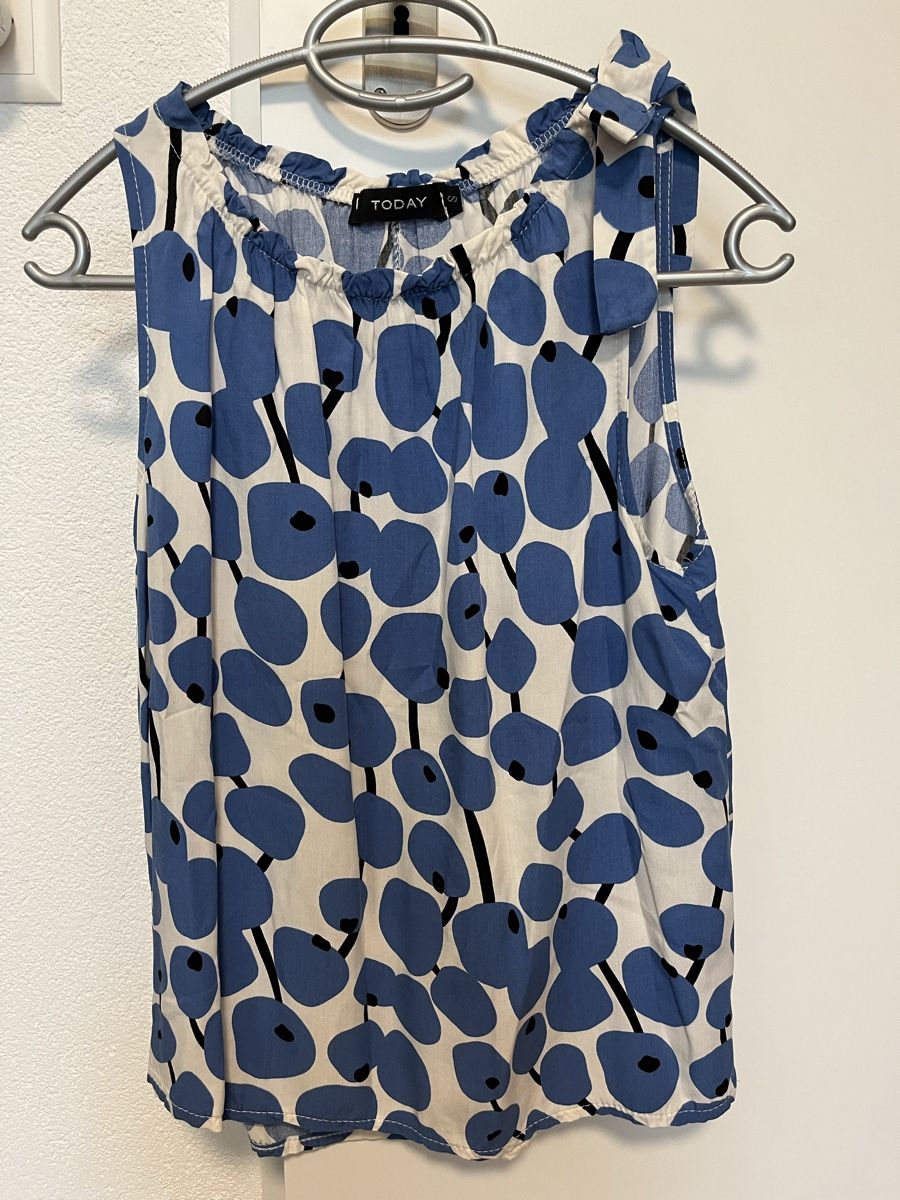 Top: Top weiss mit blauem Muster & Schleife S neu – Nuovo (secondo la descrizione) da Birrwil venduto da vanyboo