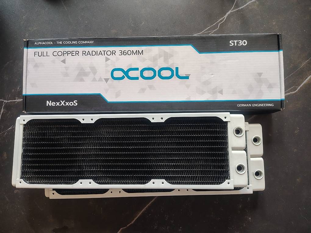 PC: Custom Wasserkühlungs Komponenten von Alphacool – Usato da Hünenberg venduto da Fieryjack