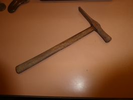 Geologenhammer mit Holzstiel, gebrauchter Zustand