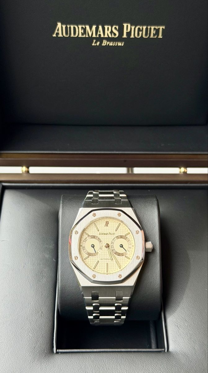 Audemars Piguet Orologi: Very RARE AP Royal Oak Cream Automatic – Usato da Zürich venduto da WATCHROOM 1