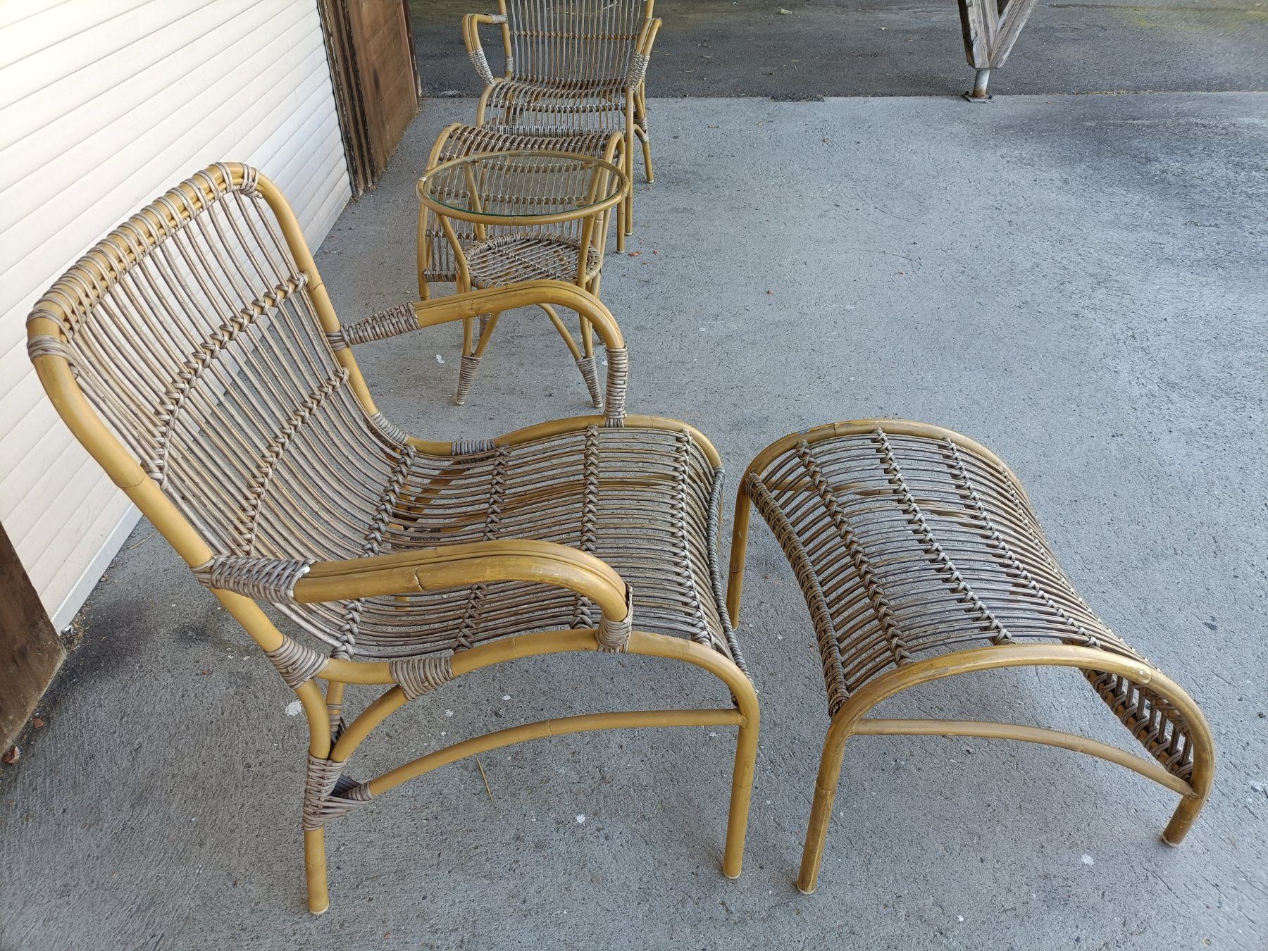 Sessel: Ratan Sessel mit Beinhocker (2er Set) – Gebraucht aus Köniz von Brockenreich