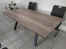 Holztisch ohne Gebrauchsspuren