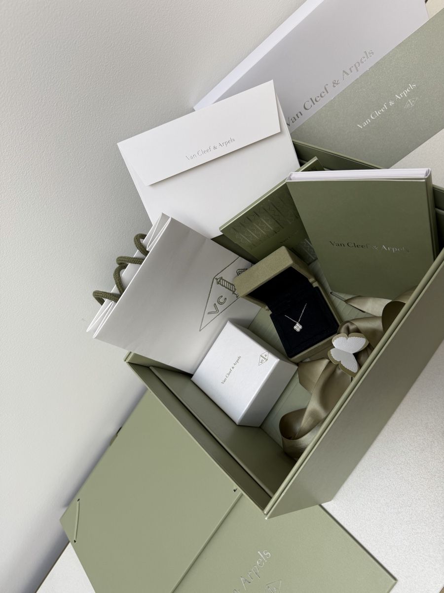 Van Cleef Colliers: VCA Sweet Alhambra w diamonds – Neuf avec emballage d'origine à Vacallo par kellyyy 1