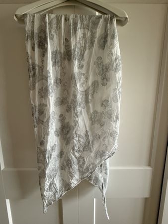Damen Tuch weiss grau mit Blumenmuster Grösse 130x60 cm