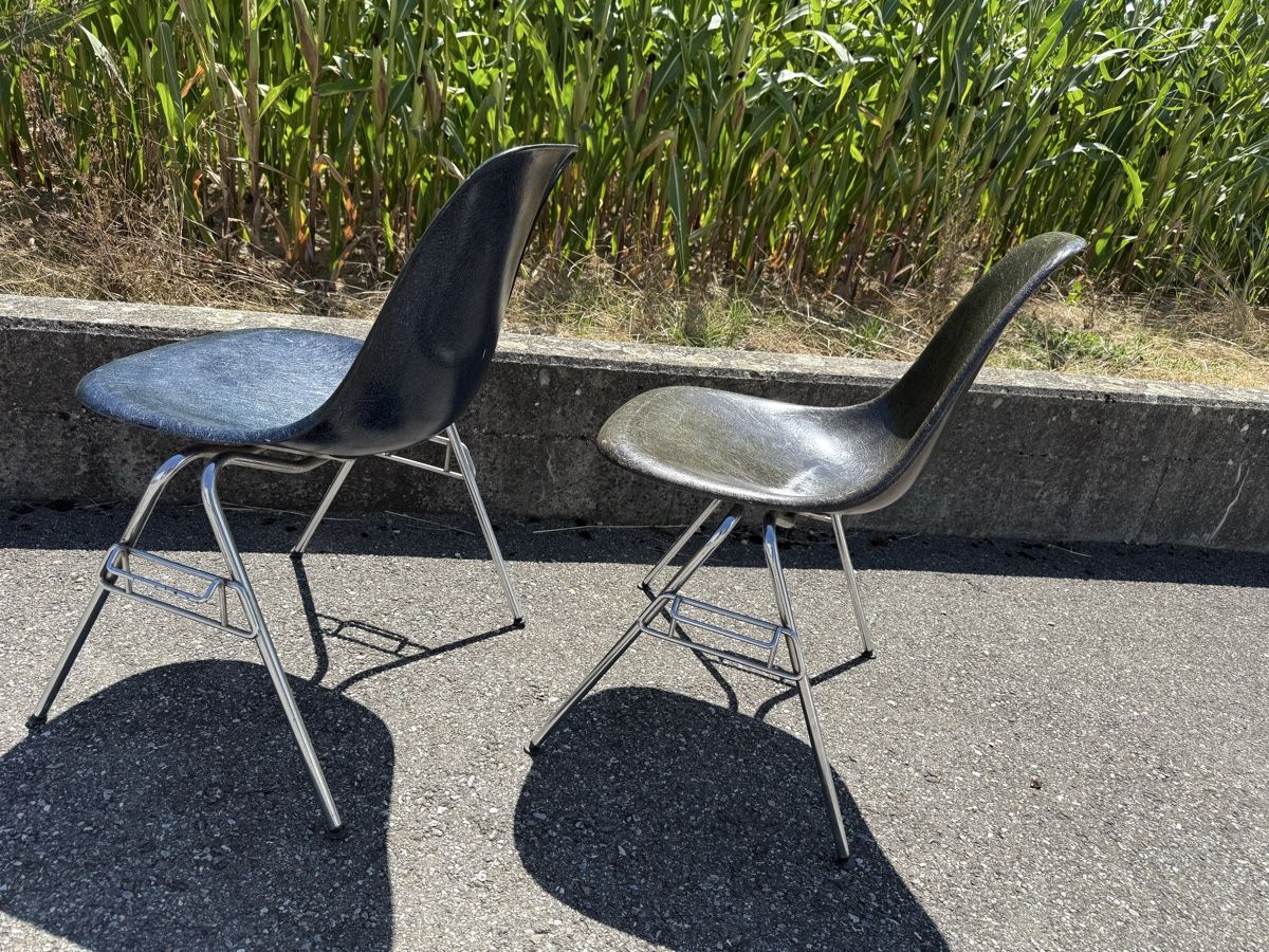 Herman Miller Stühle: 2 Eames ancienne production 1 navy blue et 1 elephant grey – Gebraucht aus Fribourg von dz82 2