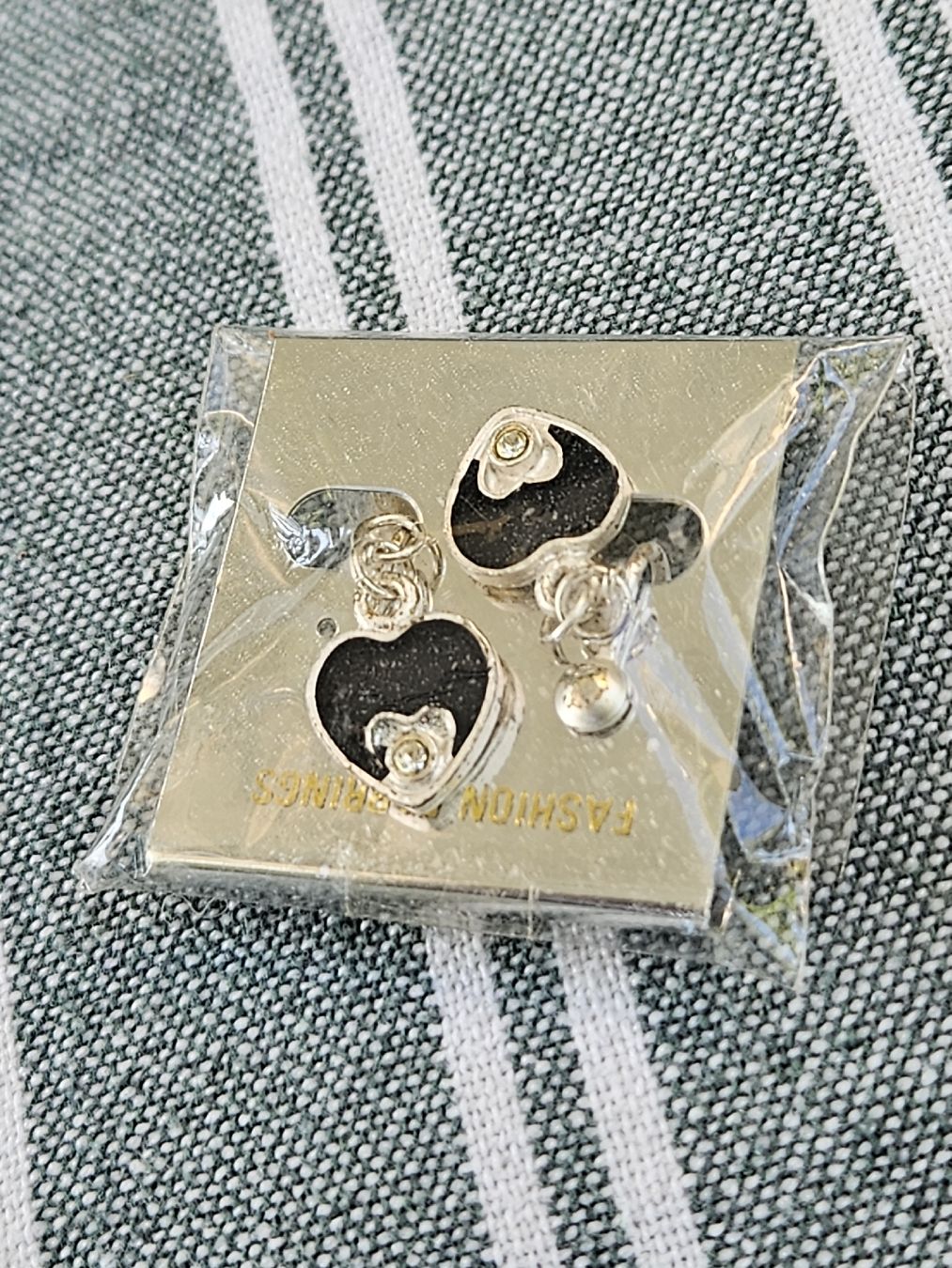 Ohrringe & -stecker: Ohrringe Herzform mit Stein neuwertig verpackt – Neu und originalverpackt aus Wettingen von Sk8ertomda