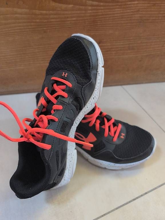 Under Armour Scarpe da uomo: Baskets Under Armour 40 – Usato da La Chaux-de-Fonds venduto da Mcleonita