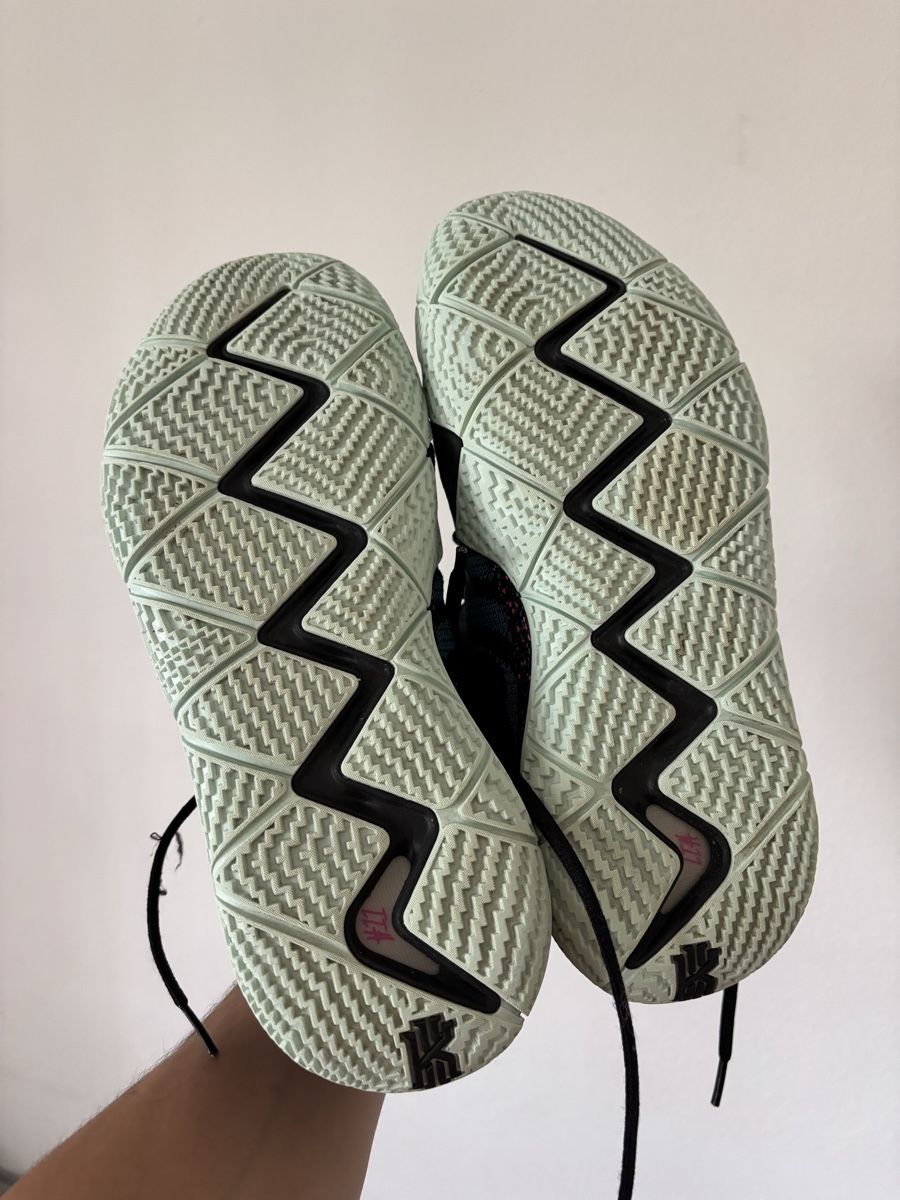 Nike Scarpe da uomo: Nike Kyrie 4 retro 80 – Usato da Genève venduto da Nathanwatchch 1
