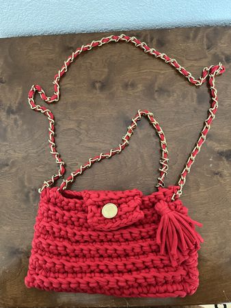 Sac à main rouge fait main - Chaîne dorée et pompon!