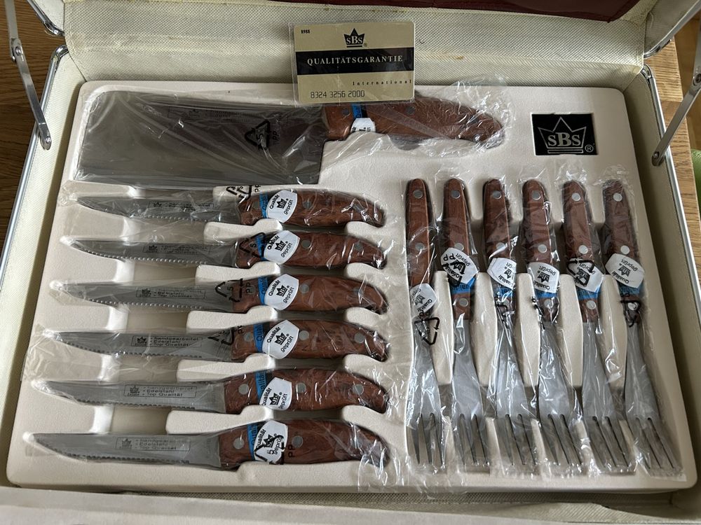 SBS Messer und Bäschtek Set (Neu und originalverpackt) in Zürich für CHF 24.5 – mit Lieferung auf Ricardo kaufen