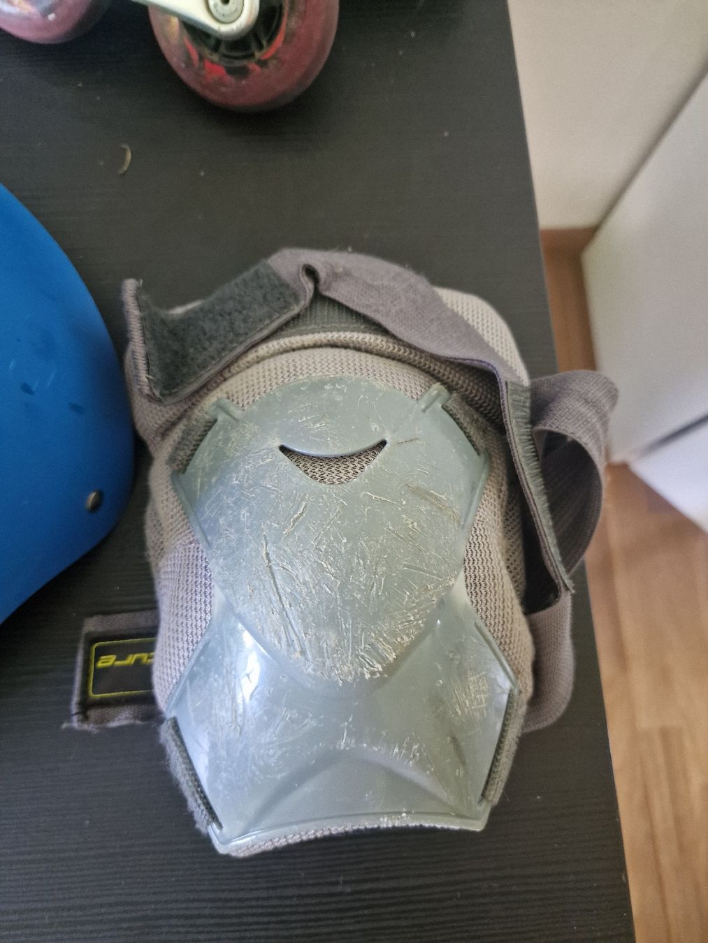 Salomon Pattini in linea & Pattini a rotelle: Salomon Inline Skates Grösse 43 1/3 mit Helm . 30CHF – Usato da Steffisburg venduto da est_q6rp 5