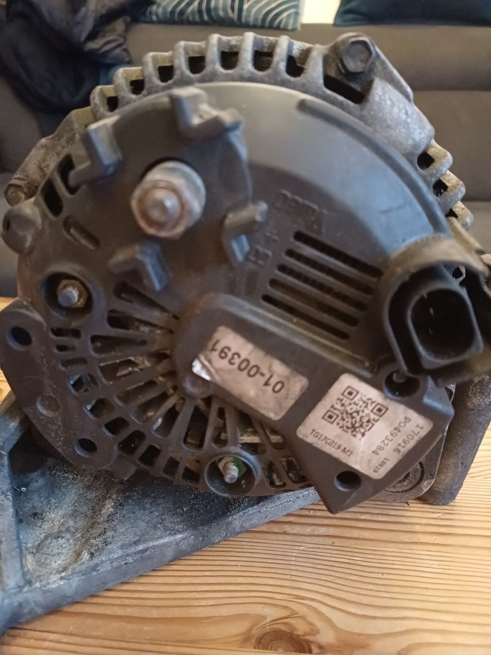 Volkswagen Tutti pezzi di ricambio auto: Alternator, Lichtmaschine VW T5 Multivan 2003-2009 Gebraucht – Usato da Domat-Ems venduto da Waterbikes 3